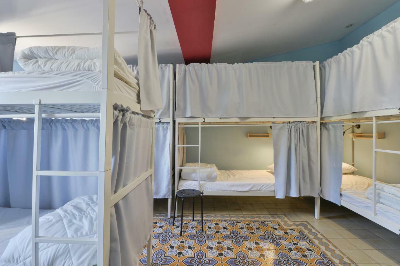Caravan By Roger Age 18-45 Hostel