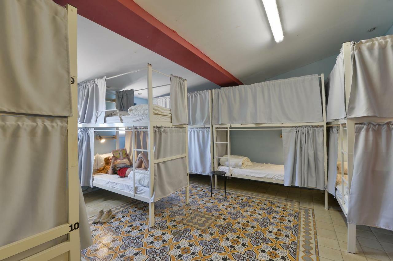 Caravan By Roger Age 18-45 Hostel