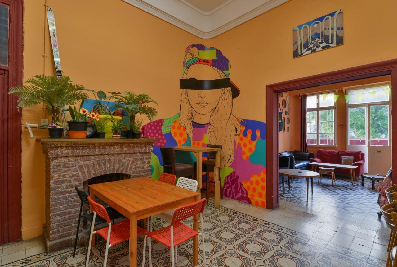 Caravan By Roger Age 18-45 Hostel