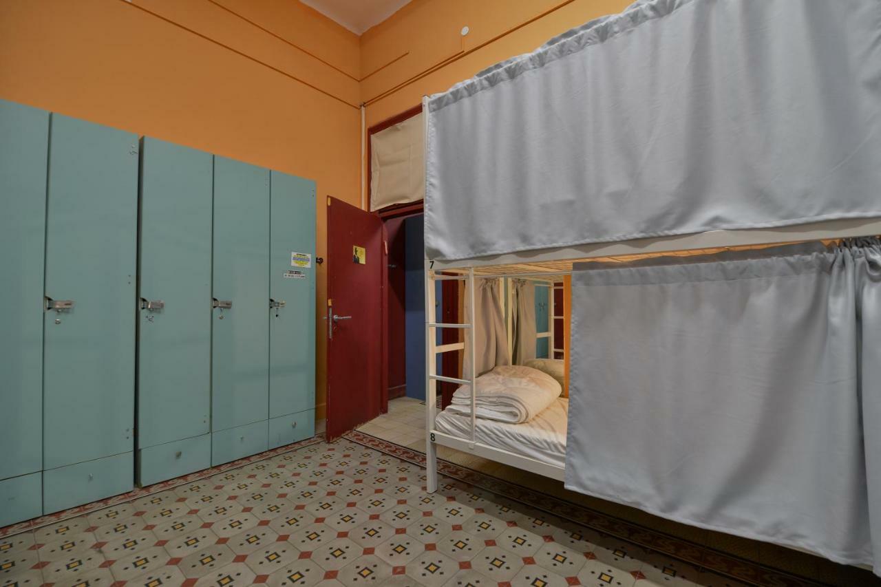 Caravan By Roger Age 18-45 Hostel